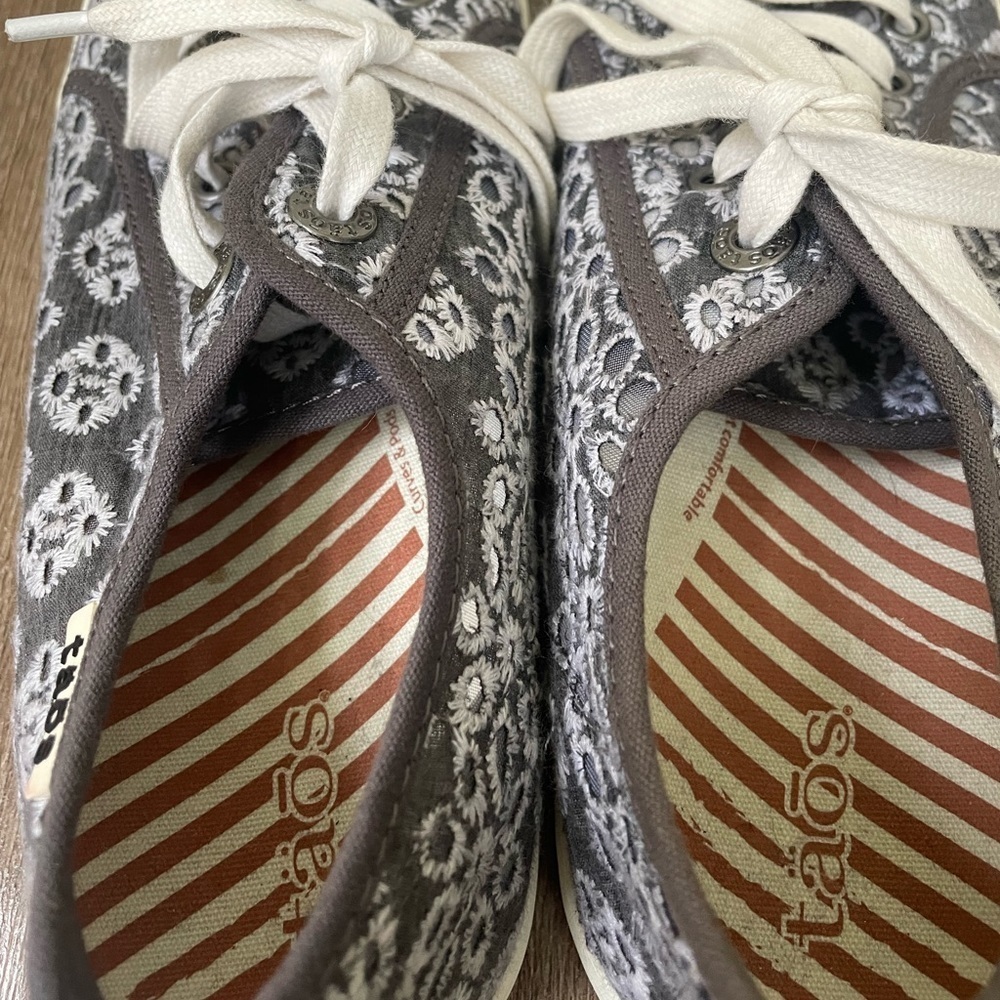 Taos Star Lite Grey Eyelet Shoes Lace Up Comfort Sneakers Embroidered ~ Sz 7 - Picture 8 of 12